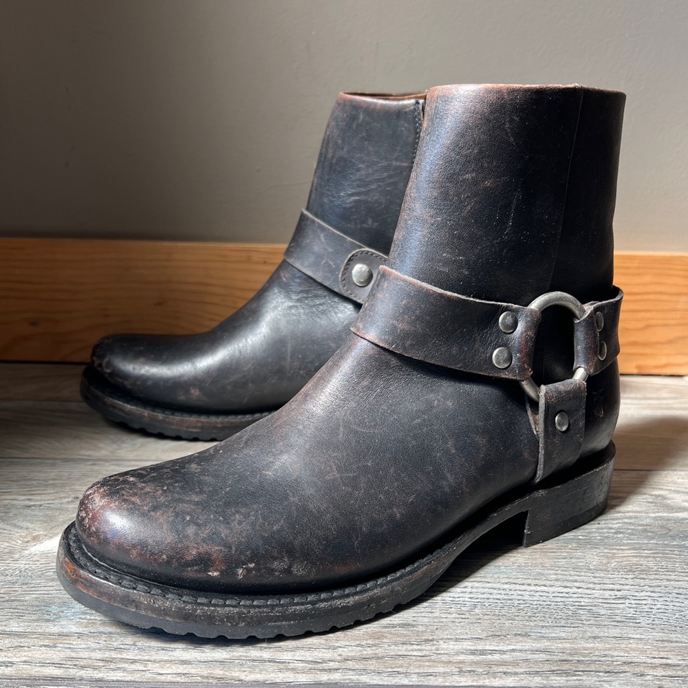 Veronica Harness Short Bootie
The Frye Company women size 9 M